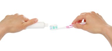 diş macunu ve diş fırçası üzerinde beyaz izole kadın elinde