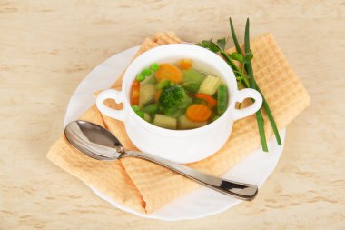 bir kaşık, maydanoz ve yeşil soğan çorbası, bej peçeteyi fincanla