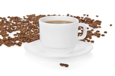 fincan kahve ve bir daire üzerinde beyaz izole kahve taneleri hakkında