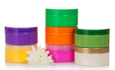 çeşitli güzellik hijyen kapsayıcılar ve krizantem, üzerinde beyaz izole koleksiyonu