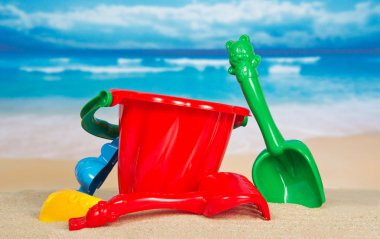 Çocuk erkekler kümesinden kum ile oyun için sahil üzerinde