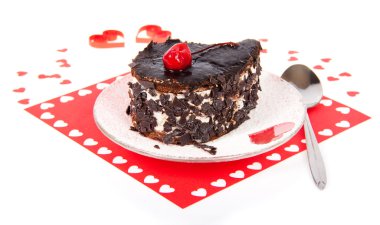 beyaz izole kalp kırmızı peçeteye çikolatalı kek