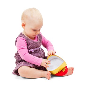 hediye kutusu üzerinde beyaz izole kalp şeklinde mor elbiseli neşeli küçük kız