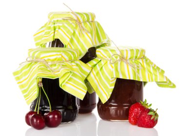 cam kavanozlar ve taze meyveleri tatlı kiraz ve çilek reçel