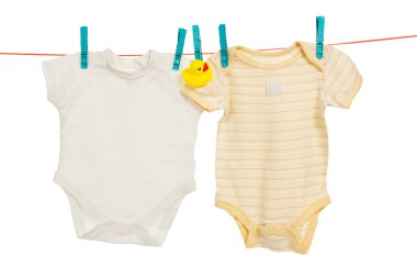 oyuncak ve çocuk keten kurur üzerine beyaz izole bir ip üzerinde