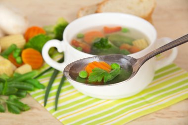 çorba kaşık sebze ve mantar bir tablo üzerinde bir dizi