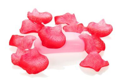 üzerine beyaz izole güllerin yaprakları altında tuvalet sabunları.