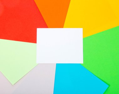 renkli kağıda beyaz kart. arka plan