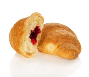 Bütün ve üzerinde beyaz izole bir kruvasan dilim