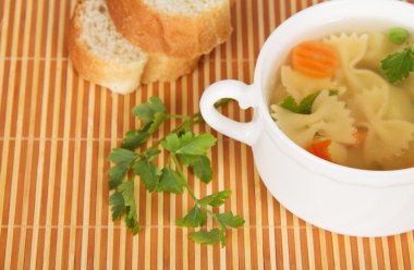 Yapıştır ve sebze bambu kumaş üzerine saydam tavuk suyu