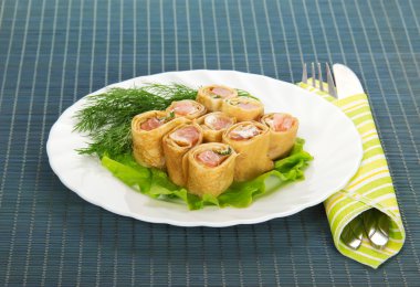 somon ve salata, çatal bıçak takımı mavi peçete üzerinde krep