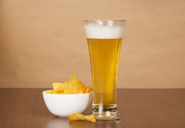 köpük ve şişeleri ve fiş kağıt karşı bir kase ile bira