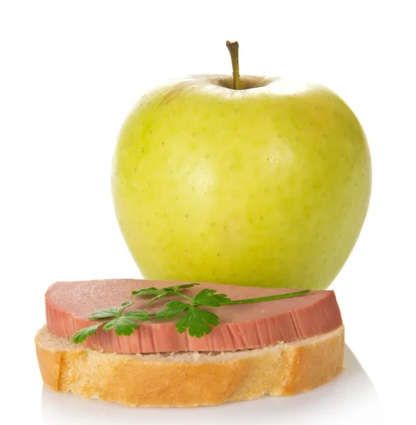 Chutný sendvič s klobásou, petržel a zelené jablko, izolované na bílém — Stock fotografie