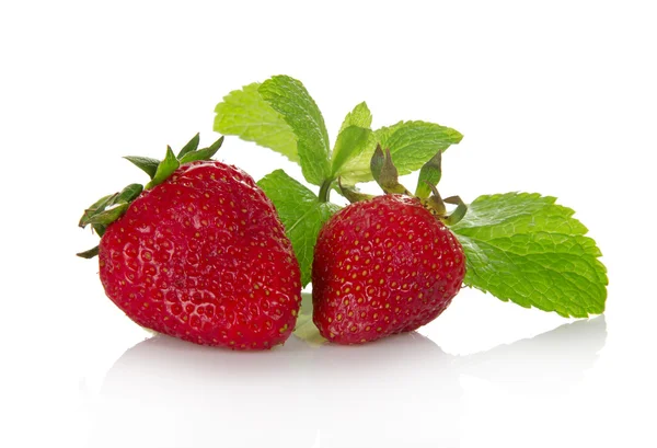 Frische duftende Erdbeeren und die Blätter der Minze — Stockfoto