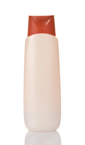 Пластиковая бутылка шампуня изолирована на белом — стоковое фото