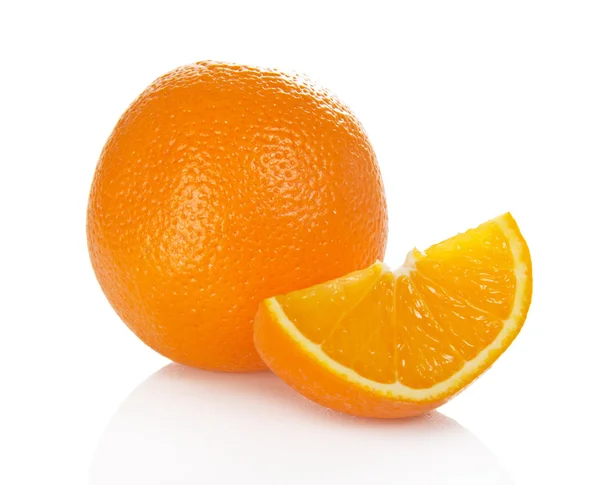 De hele oranje en het segment van een oranje — Stockfoto