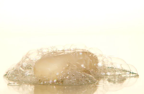 Pièce de savon de toilette et savons avec bulles d'air — Photo