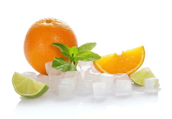 Kostki lodu, wapno, pomarańcze, mięty i plasterki limonki — Zdjęcie stockowe