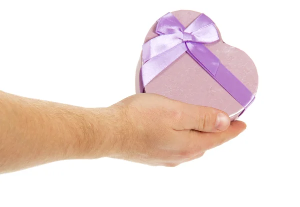 La mano del hombre con una caja de regalo un corazón, aislado en blanco — Foto de Stock