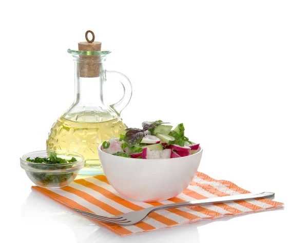 Kruik van zonnebloemolie, salade in een kom en een vork op een servet — Stockfoto