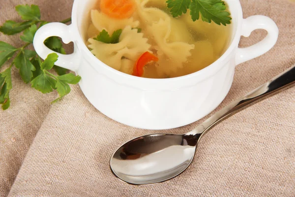 Välsmakande, fräsch, varm soppa på en säckväv — Stockfoto