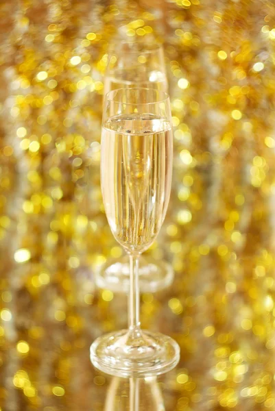 Fuzzy achtergrond voor wijnglazen met champagne — Stockfoto