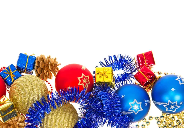 Bunte Weihnachtsdekoration, Lametta isoliert auf weißem Hintergrund — Stockfoto