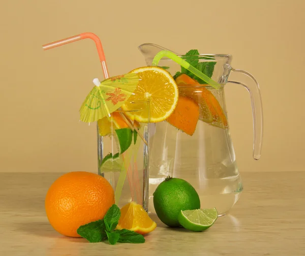 Tasse, verre avec cocktail, orange et citron vert juteux — Photo