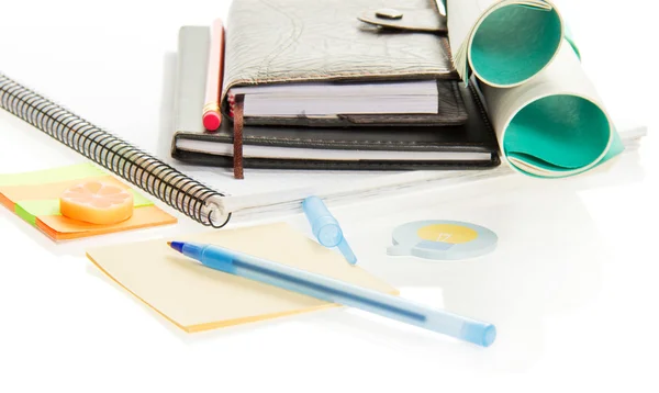 Notepad, pencil, elastic band and the scratch paper isolated on white — Stock Photo, Image