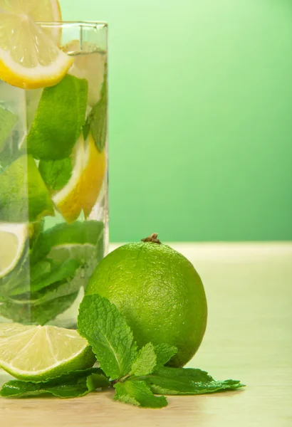 Mojito kokteyl, dilim limon ve nane yaprakları — Stok fotoğraf