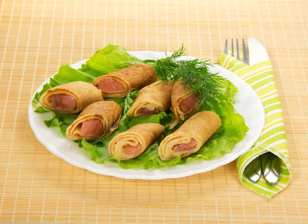 Panquecas com salmão e salada, talheres em guardanapo de bambu — Fotografia de Stock