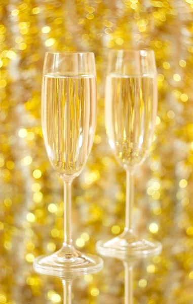 Dos copas de vino con una situación festiva, contra con muy poca profundidad de precisión —  Fotos de Stock