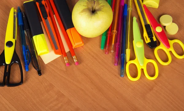 Sada světlé office nástroje, prázdné listy pro poznámky a apple na stůl — Stock fotografie