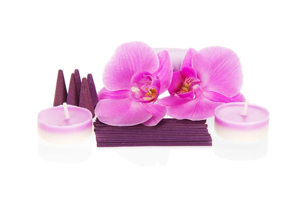 Fiori del Orchid, insieme aromatico e le candele isolate su bianco — Foto Stock