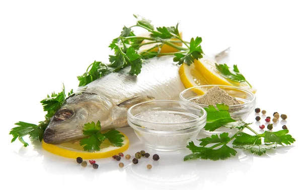 Salzigen Fisch mit einer Zitrone und Petersilie, Gläser mit den Gewürzen, isoliert auf weiß — Stockfoto