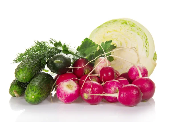 Růžové ředkvičky, zelí, okurky, petržele a kopru, izolované na bílém — Stock fotografie