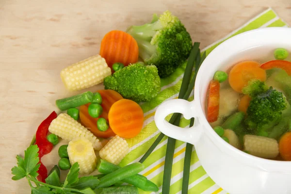 Set de ingredientes para sopa de verduras, sobre fondo beige —  Fotos de Stock