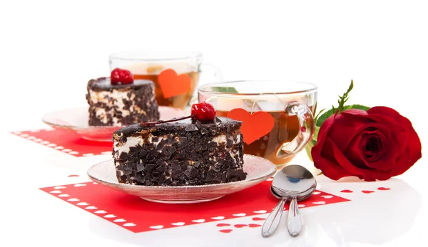 Té romántico bebiendo en San Valentín con pasteles de chocolate y rosa roja aislada en blanco — Foto de Stock