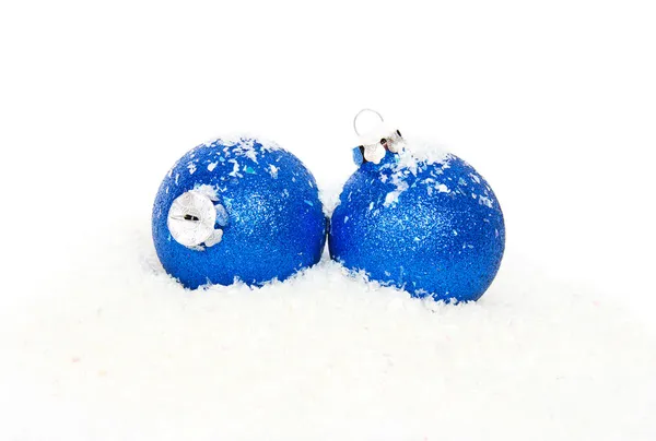 Boules bleues de Noël sur neige isolée sur blanc — Photo