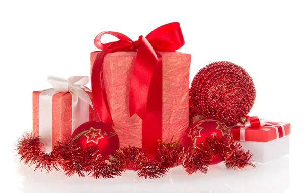 Cadeaux de Noël festifs, décorations d'arbres de Noël, tinsel — Photo