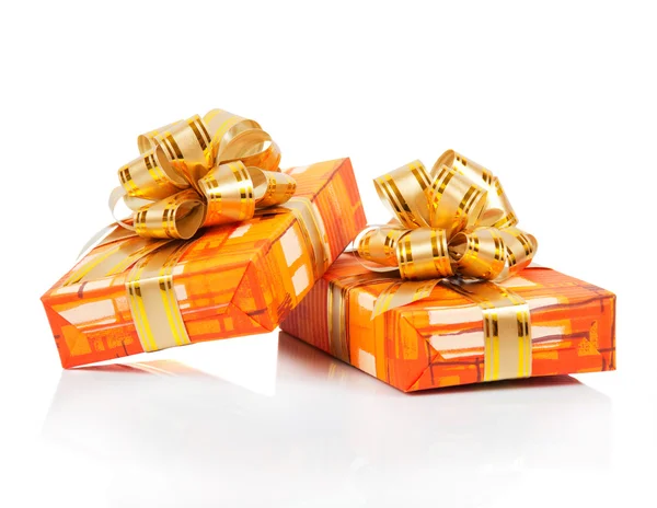 Noel hediye kutuları ile altın şerit üzerinde beyaz izole — Stok fotoğraf