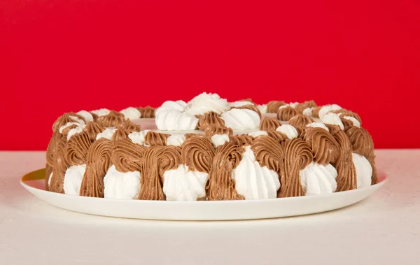 Kırmızı beyaz bir bez üzerinde bisküvi pasta — Stok fotoğraf