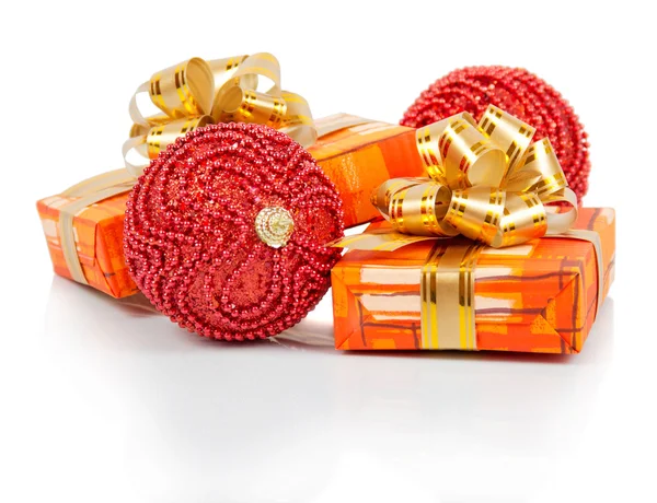Renkli hediyeler ve üzerinde beyaz izole kırmızı topları — Stok fotoğraf