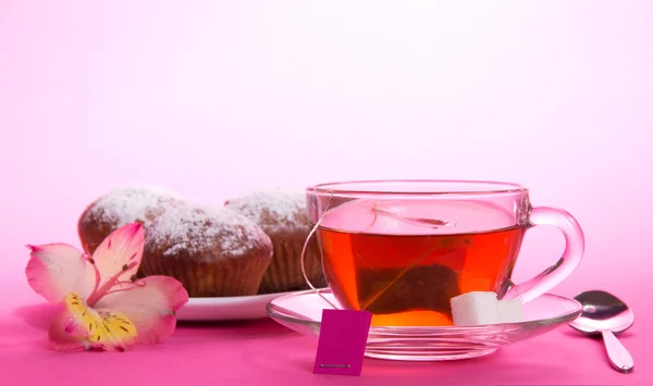 Šálek čaje a cukru na talířek, lžička, na růžovém pozadí — Stock fotografie