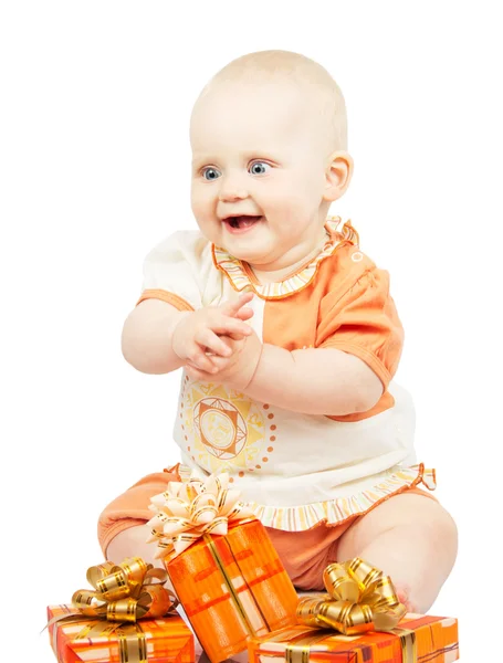 Entzücktes Baby mit festlichen Geschenken auf Weiß — Stockfoto