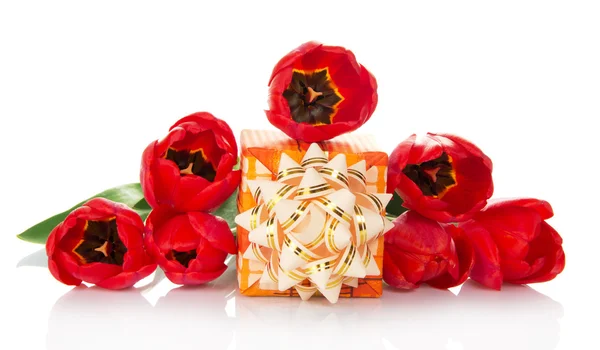 Boeket van tulpen en box met een geschenk, geïsoleerd op wit — Stockfoto