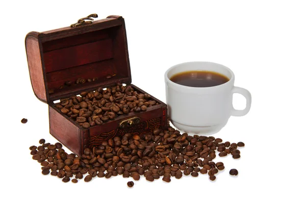 Pecho con granos de café, una taza sobre el café aislado en blanco — Foto de Stock