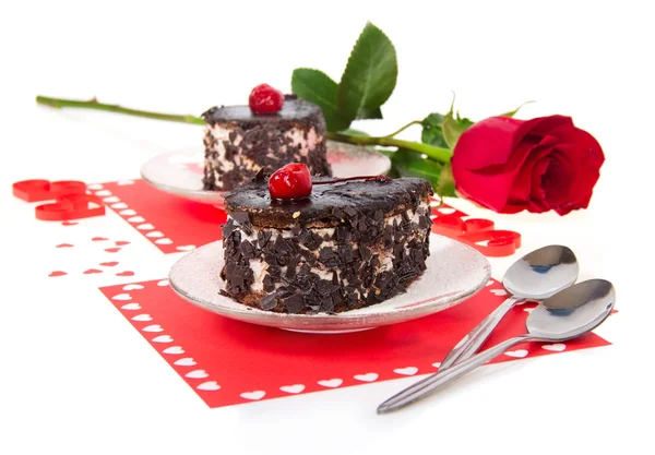 Schokoladenkirschkuchen und rote Rose zum Valentinstag isoliert auf weißem Grund — Stockfoto