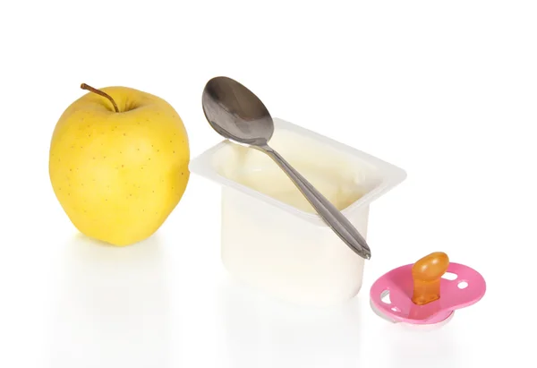 Joghurt, Apfel und Schnuller, isoliert auf weiß — Stockfoto