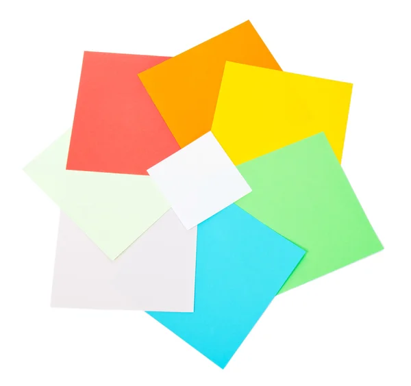 Cartón blanco sobre hojas de papel de color aisladas sobre blanco — Foto de Stock
